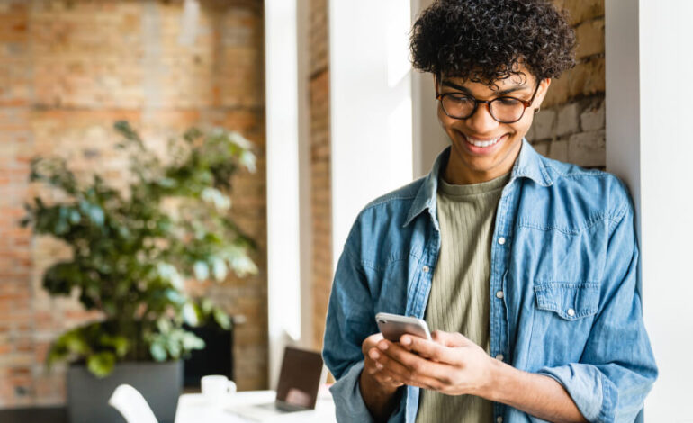 How to Reach E-commerce Customers via Mobile App and SMS?