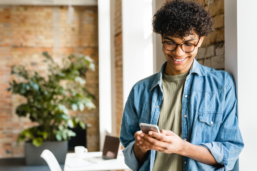 How to Reach E-commerce Customers via Mobile App and SMS?