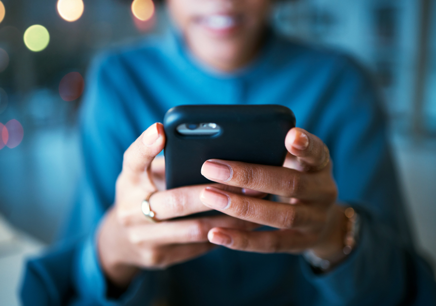 Woman holding a smartphone using WhatsApp – WhatsApp marketing automation in iPresso