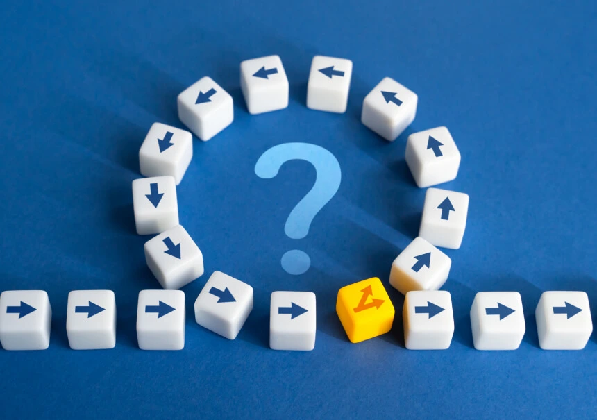 Visualization of the Zero-Party Data collection process: a moment where marketing automation helps the customer exit a loop of uncertainty (question mark) by declaring specific preferences (yellow cube) and entering a personalized purchase path.